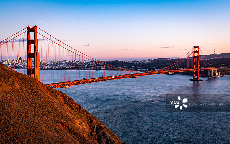 悬索桥对着多云的天空，旧金山，加利福尼亚，美国，美国图片素材
