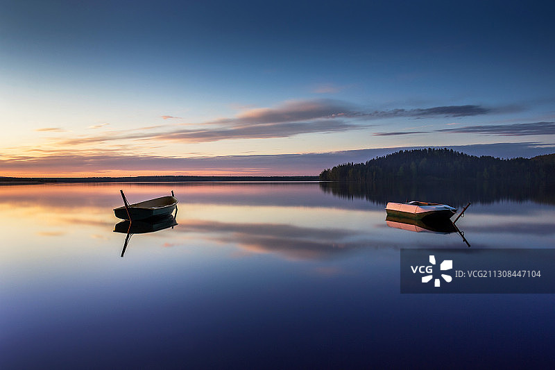 俄罗斯日落时湖泊的风景图片素材