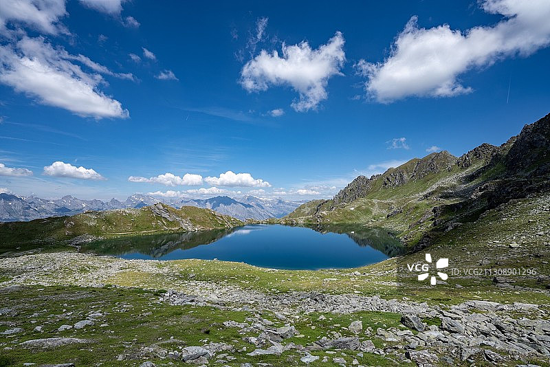 风景优美的山脉映衬着蓝天，巴涅斯，瓦莱，瑞士图片素材