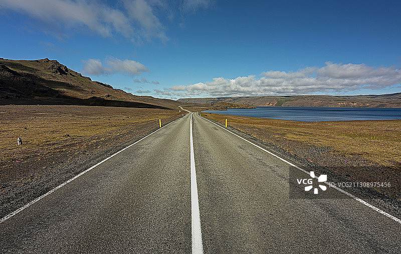 冰岛乡间空旷的道路图片素材