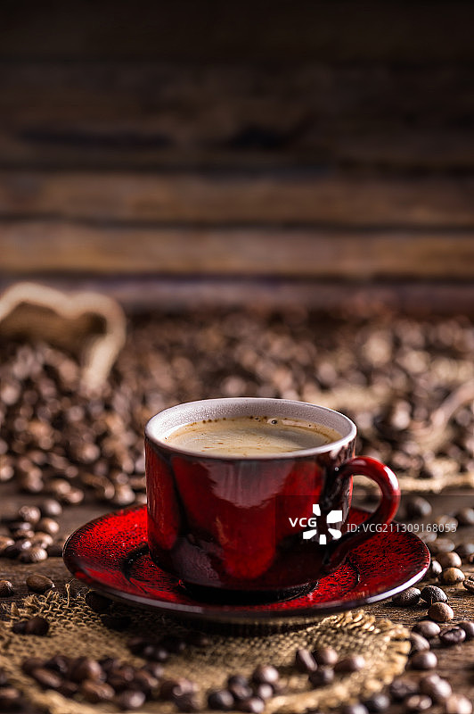 烤咖啡豆上的咖啡杯特写图片素材