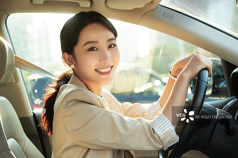 快乐的青年女人开车图片素材