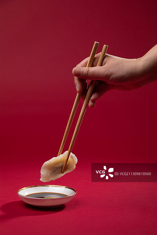 红色背景吃饺子图片素材