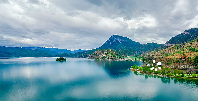 云南丽江泸沽湖和格姆女神山的自然风光航拍图片素材