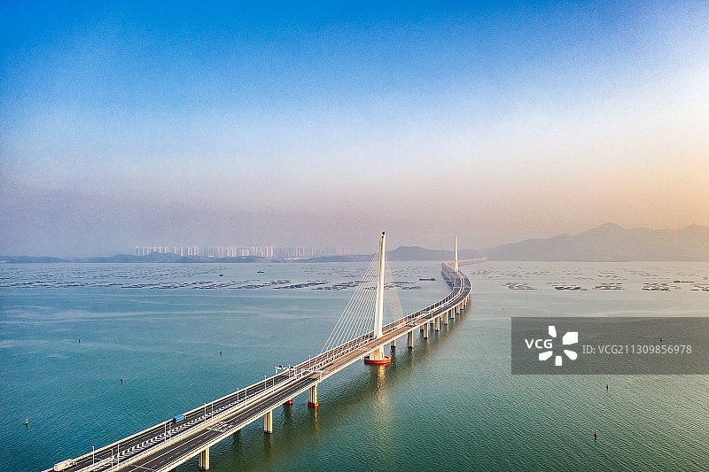 航拍视角下的深圳湾口岸与深圳湾公路大桥图片素材