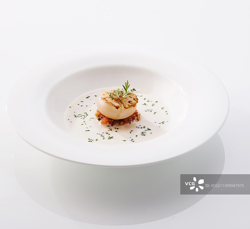 高角度的食物在盘子上的白色背景图片素材