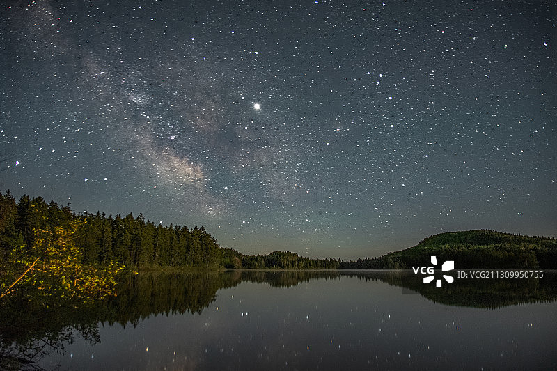 苏塞克斯，新不伦瑞克，加拿大，夜色中的湖景图片素材