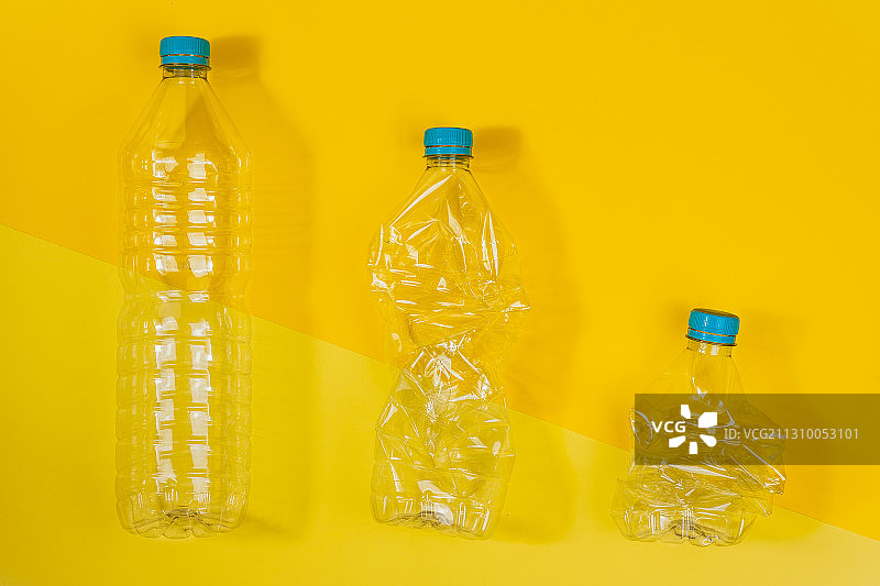 西班牙马德里，黄色背景下的塑料瓶特写图片素材