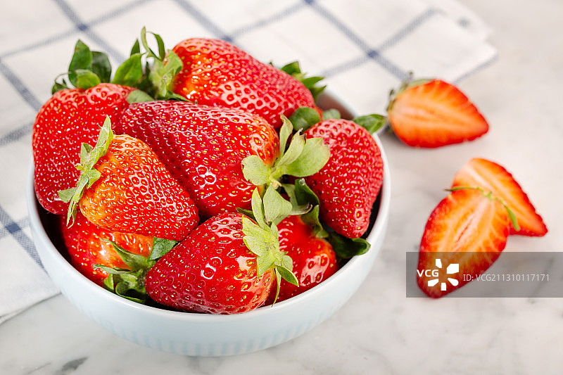 桌子上的碗里草莓的特写图片素材