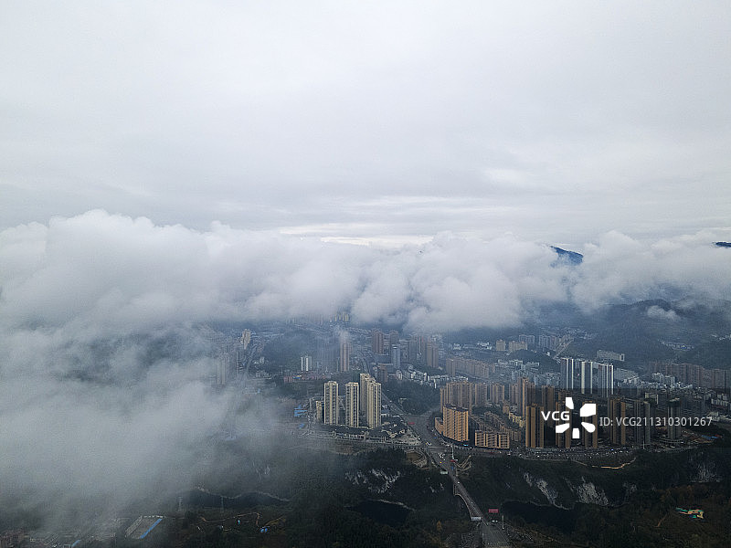 贵州遵义务川县城新城区，云雾下的城市风光图片素材