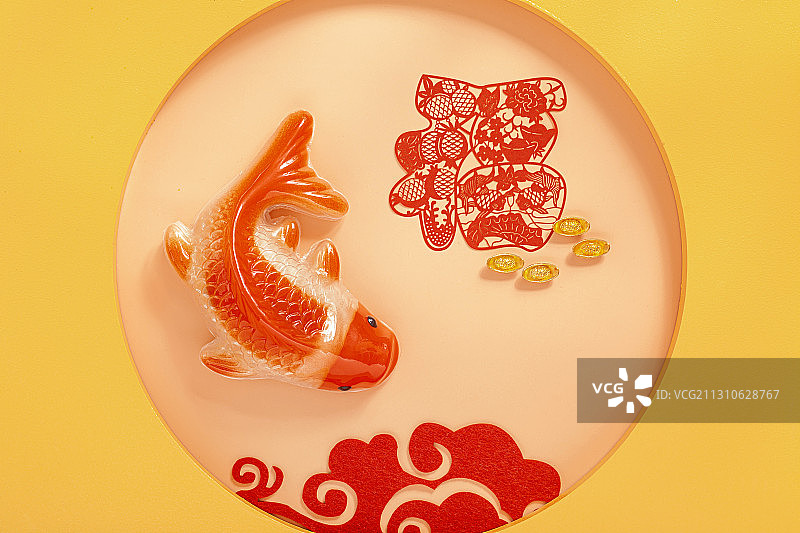 新年福字剪纸,年年有余的鱼形年糕和金元宝图片素材