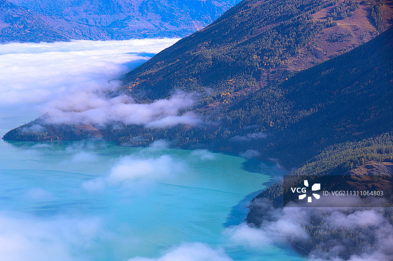 新疆布尔津喀纳斯湖云海图片素材