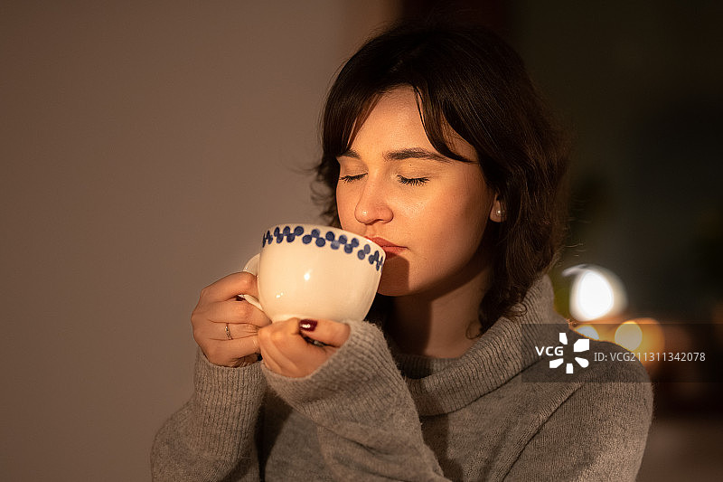 波兰，一名女子在家里喝着热饮，享受着自己的片刻图片素材