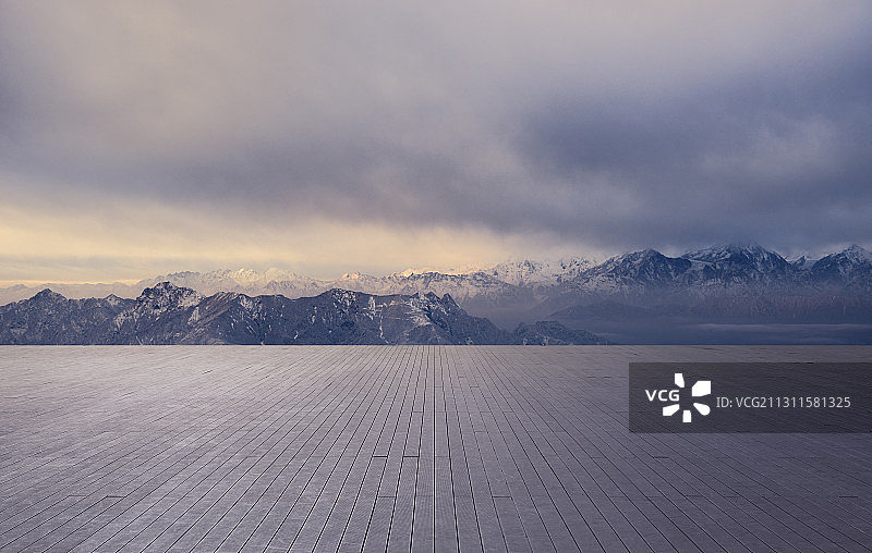 云景下的雪山和观景平台图片素材