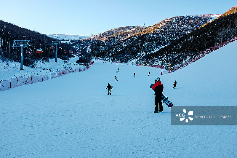 冬天群山中的张家口滑雪场图片素材