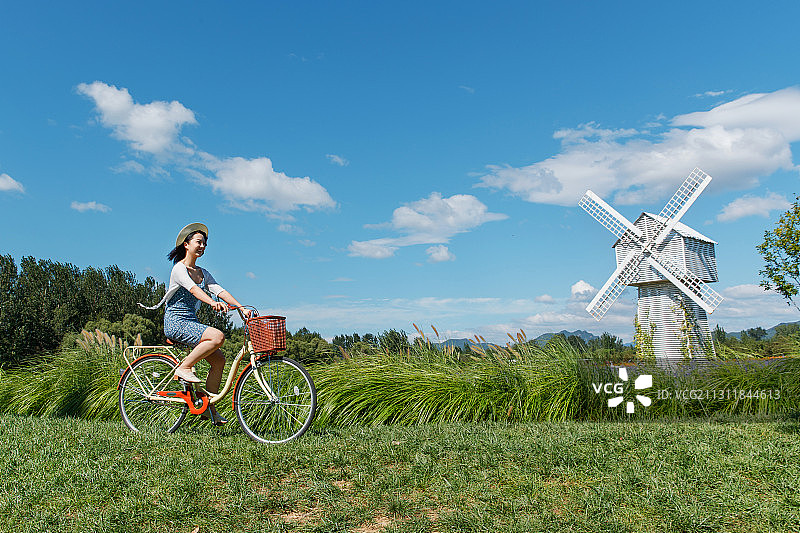 骑自行车的青年女人图片素材
