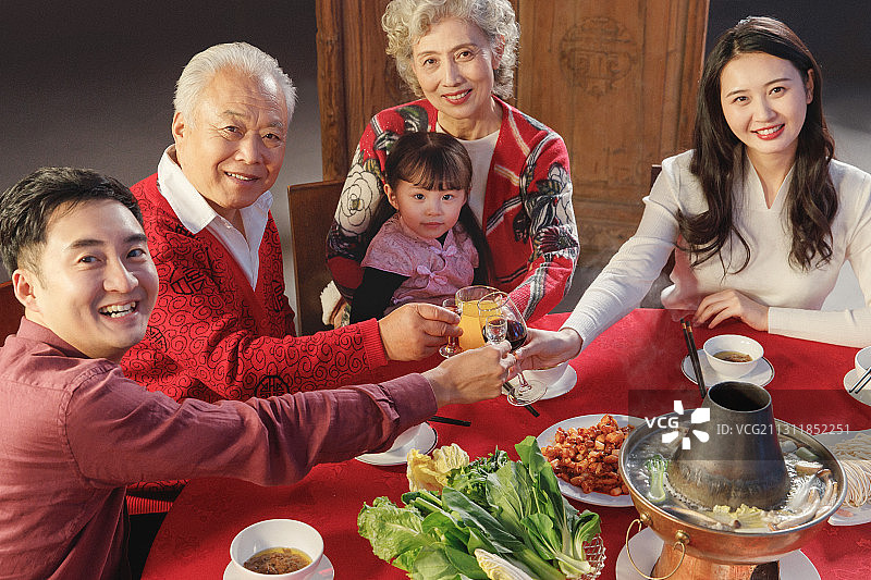 幸福的东方家庭过年举杯庆祝图片素材