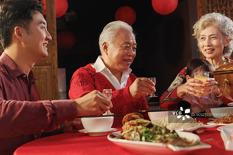 幸福东方家庭过年聚餐图片素材