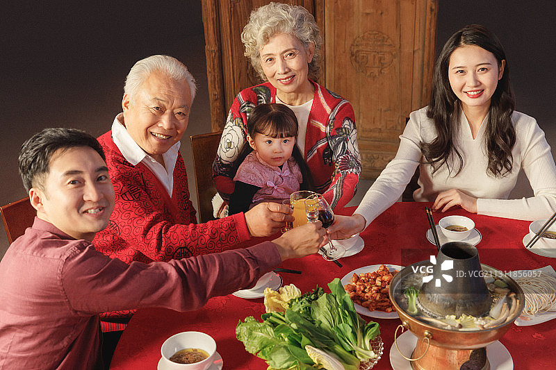 幸福的东方家庭过年举杯庆祝图片素材