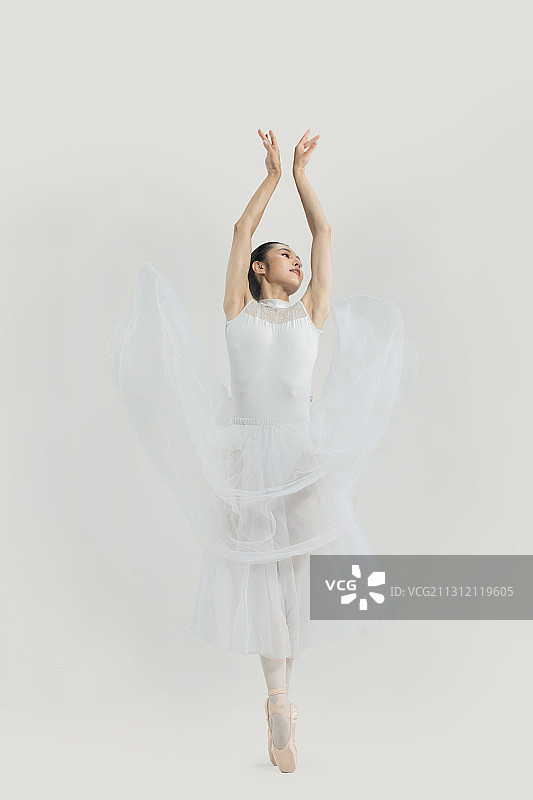 跳芭蕾舞的年轻女性图片素材