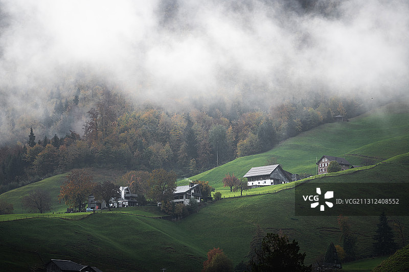 雨后的瑞士小镇，阿尔卑斯山脚图片素材