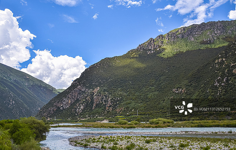 中国西藏林芝地区318国道沿途河流图片素材