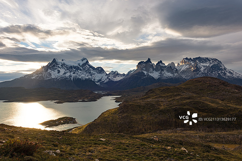 世界著名的山峰，旅行在南美洲智百内国家公园。美丽的自然风景。图片素材