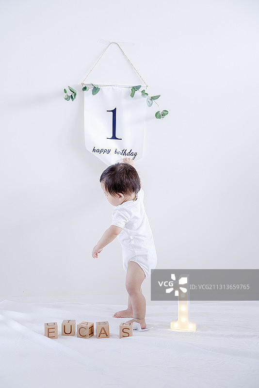 快乐自嗨的一周岁生日婴儿图片素材