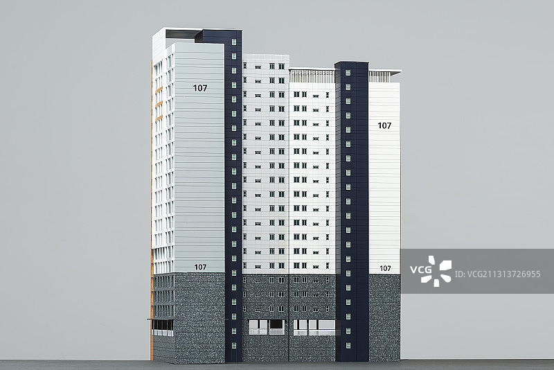 灰色背景下公寓建筑模型的侧视图图片素材