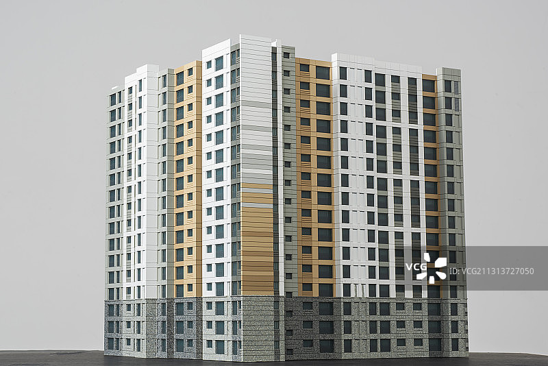 灰色背景下公寓复杂模型的低角度视图图片素材