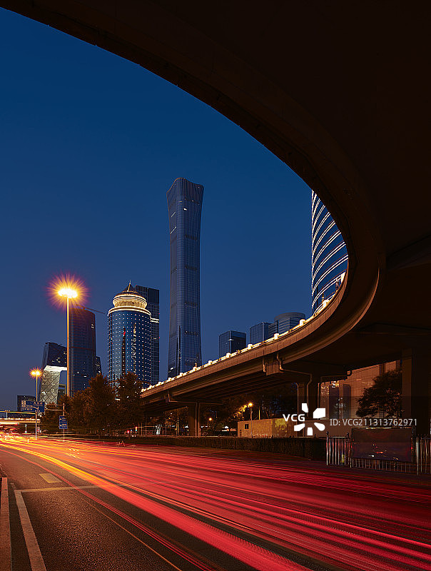 北京CBD地标摩天大楼和道路光轨效果图片素材