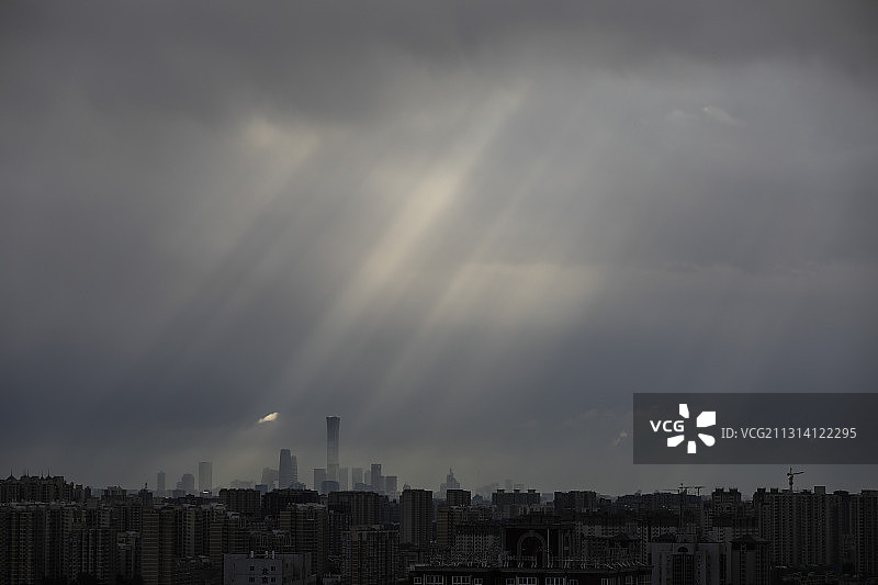 云隙光下的北京CBD中国尊城市风景图片素材