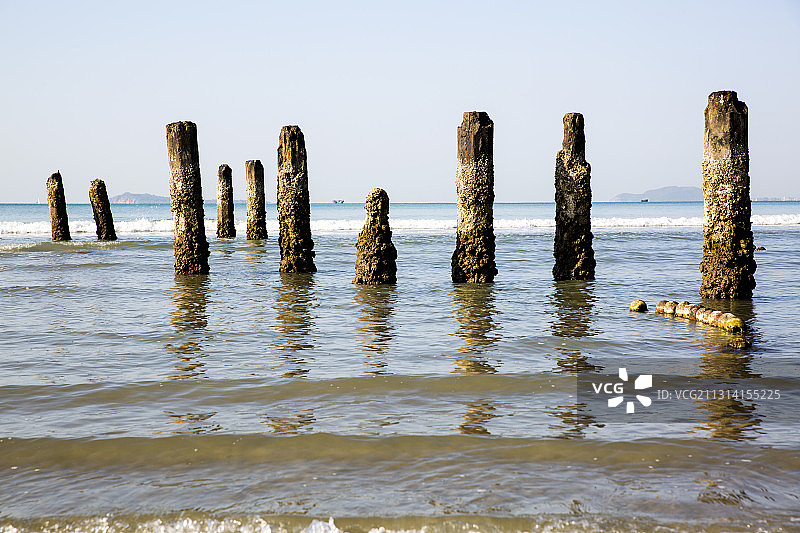 海边的石柱，2021年1月14日，海南三亚，三亚湾海滩，海边图片素材