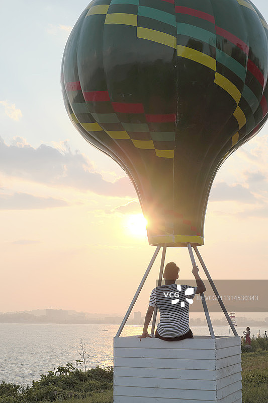福建漳州火山岛景区乘坐热气球的游客图片素材