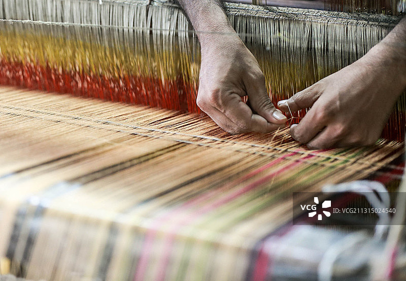 孟加拉国卡利哈蒂纺织厂，用织机工作的裁剪手图片素材