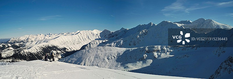 白雪皑皑的山峰映衬着天空图片素材