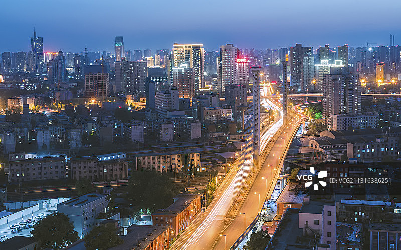 郑州火车站解放桥黄昏时分天际线城市灯光图片素材