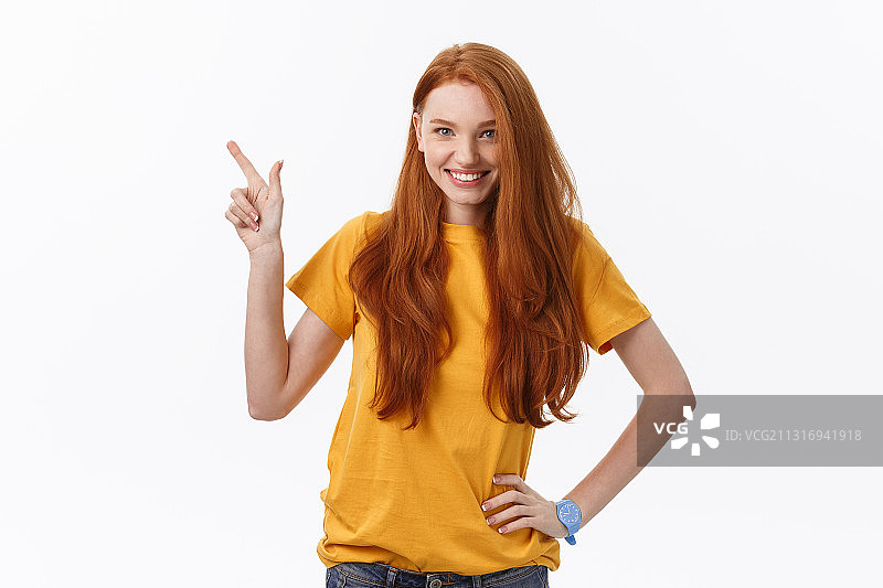 微笑的年轻女子肖像手势对白色的背景图片素材