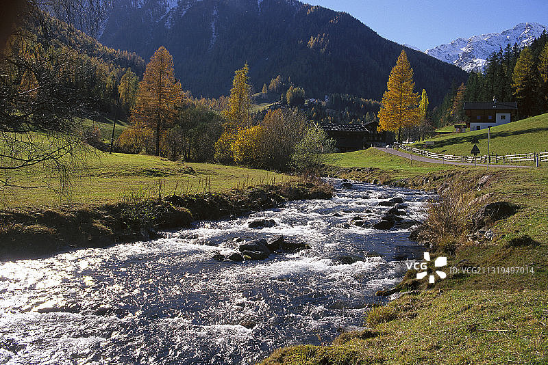 意大利南蒂罗尔的乌尔滕山谷，圣格特罗，Falschauer溪，圣格特罗的秋季景观图片素材