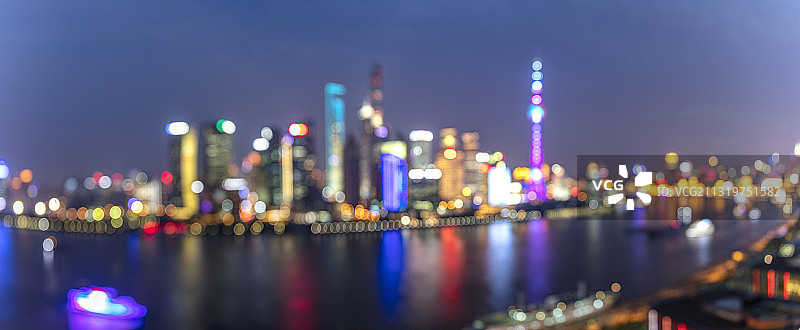 无人机航拍鸟瞰上海陆家嘴金融区摩天大楼夜晚城市风光图片素材