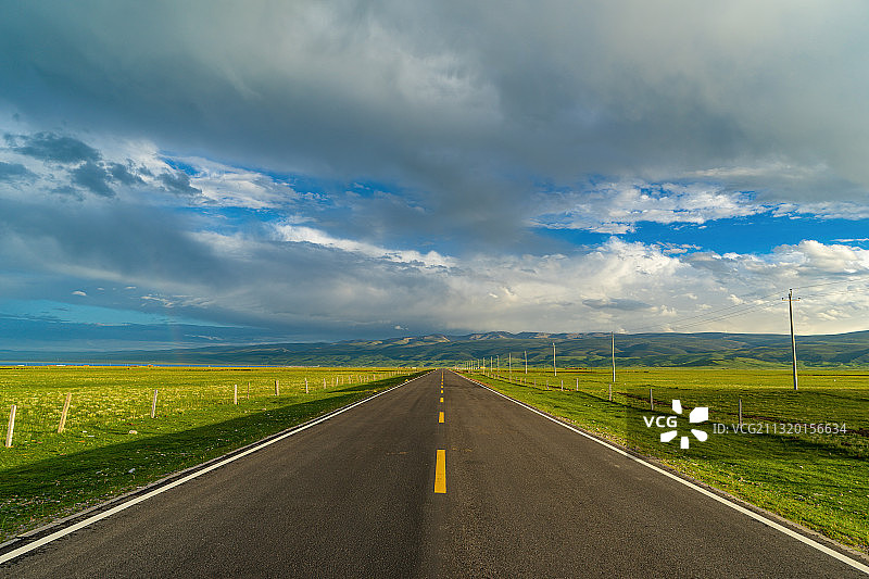 草原上美丽的公路和远处群山Charming road图片素材