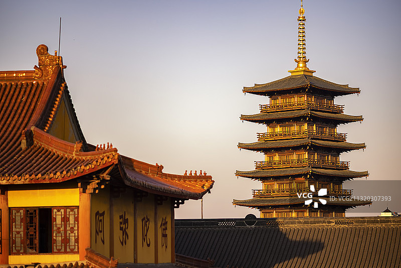 上海宝山区宝山净寺采用晚唐宫殿式的建筑风格，晴天下古色古香图片素材