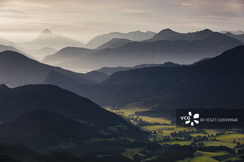 从约赫贝格，巴伐利亚Prealps，山脉的轮廓雅彻瑙和晨雾在日出图片素材