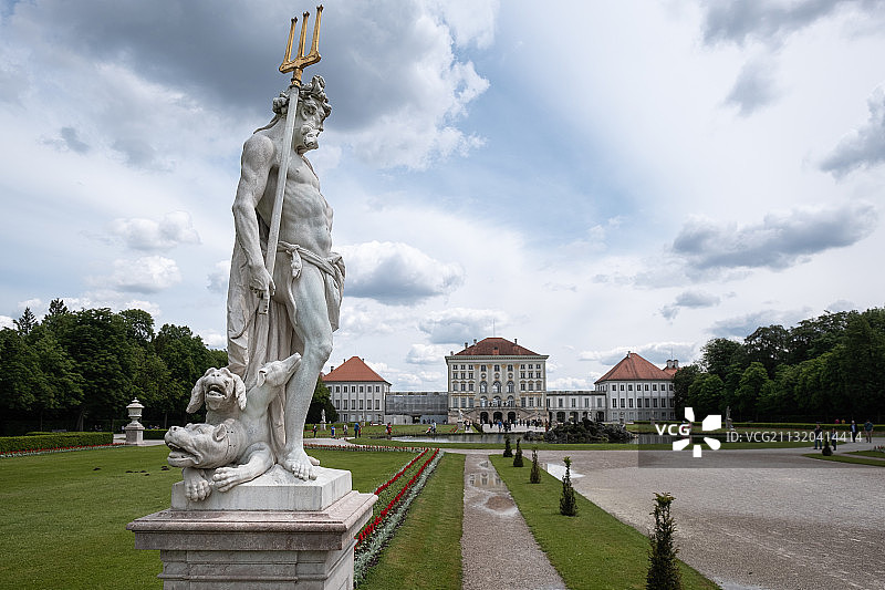 宁芬堡宫的观点，在前景的一个雕像从神的花园，慕尼黑，巴伐利亚，德国，欧洲图片素材