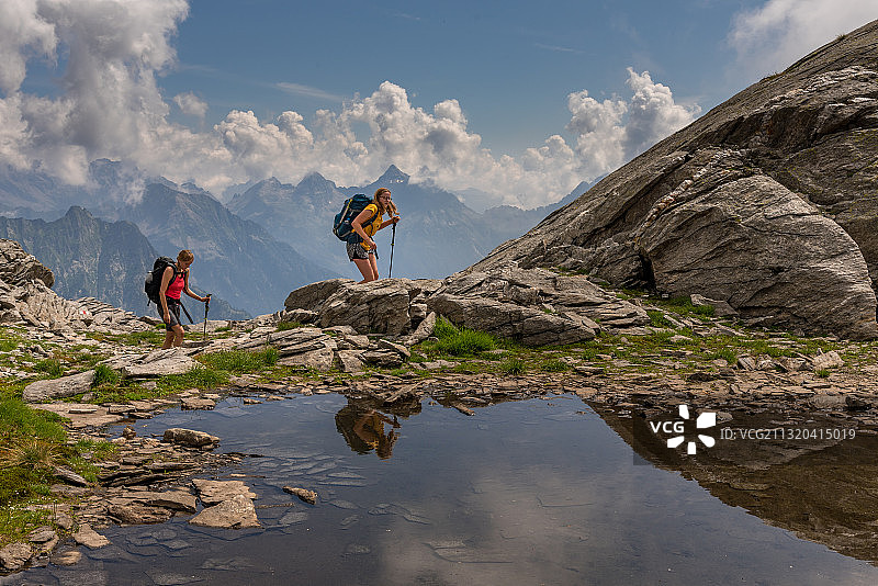 女搭便车者爬上Bochette de la Froda，徒步旅行者del Laghetti阿尔卑斯，Ticino，瑞士图片素材