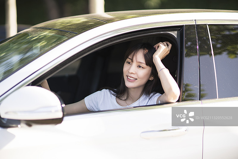 年轻女子驾驶小轿车图片素材