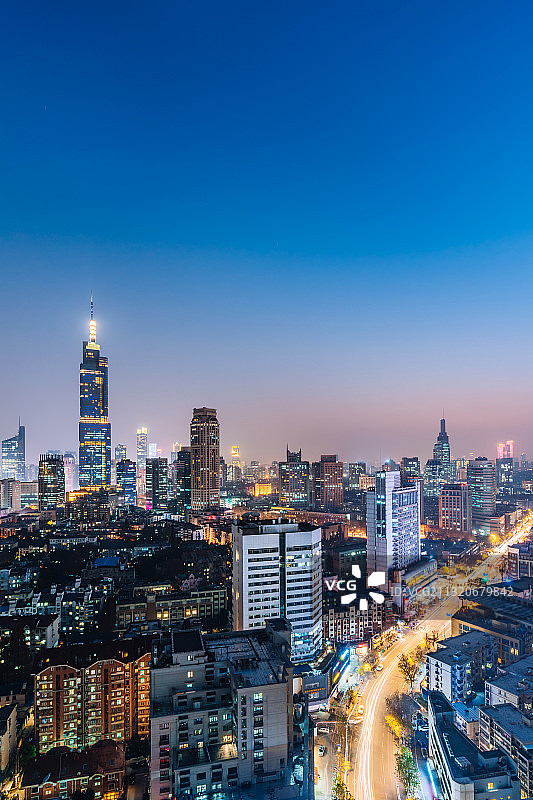 中国江苏南京紫峰大厦和城市天际线夜景图片素材