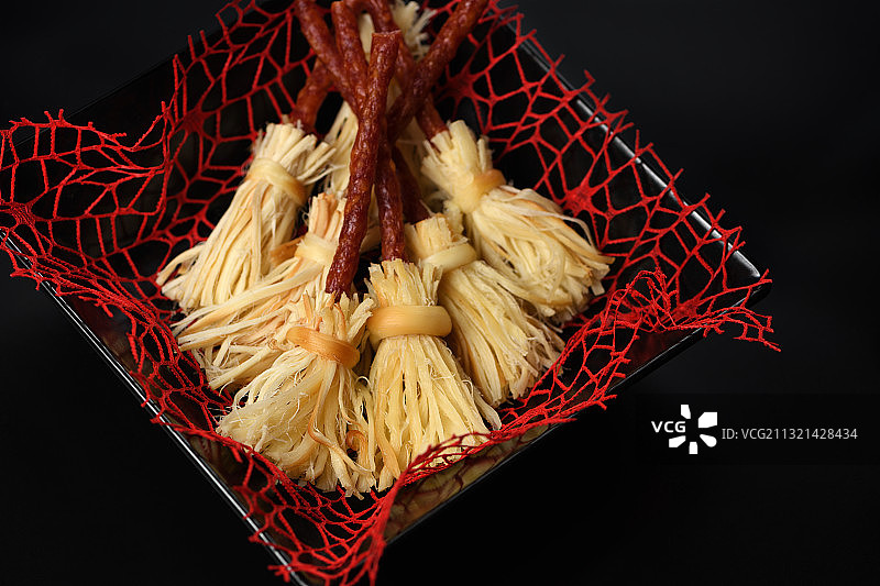 红色洋葱在篮子里的特写在黑色的背景图片素材