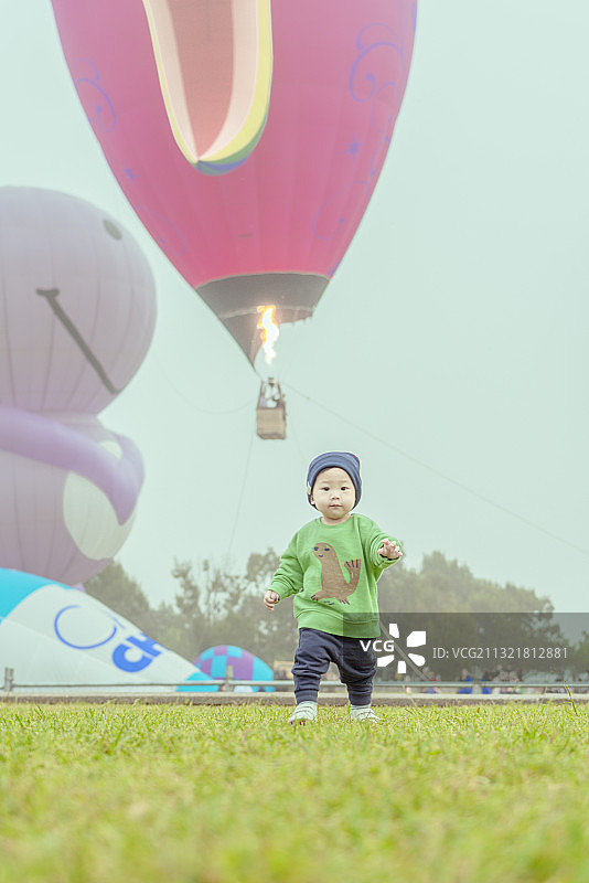 国外热气球节里的魅力男婴图片素材