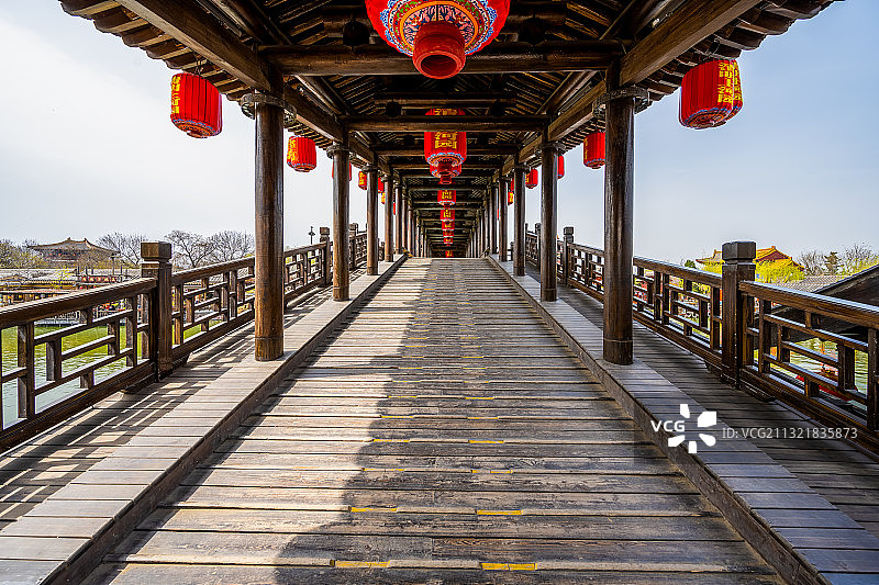 中国河南省开封市清明上河园风雨廊桥图片素材